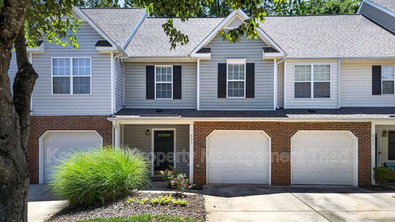 Whitsett House: 805 Creek Crossing Trl