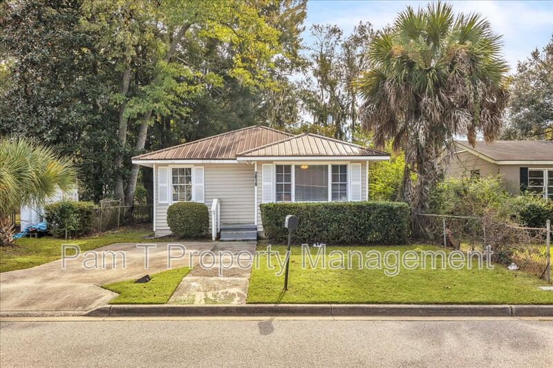 Savannah House: 2019 E 59th St