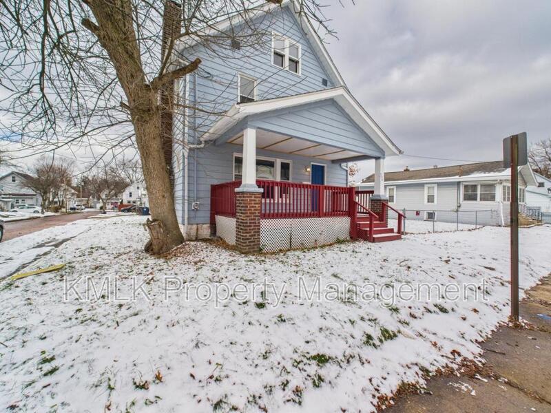 Akron House: 594 Columbia Ave