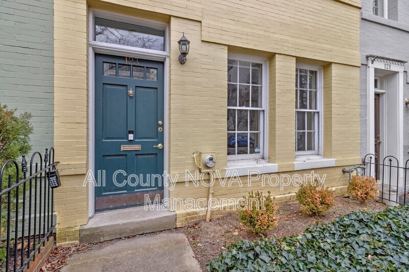 Washington House: 123 E St SE