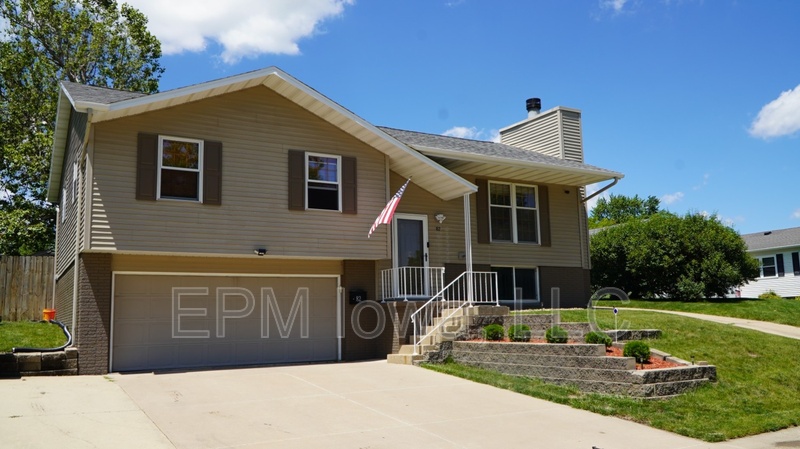 Cedar Rapids House: 82 West Post Road Northwest