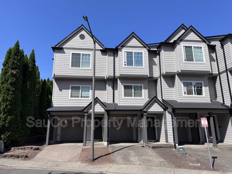 Hillsboro House: 7839 NE Kian Ln