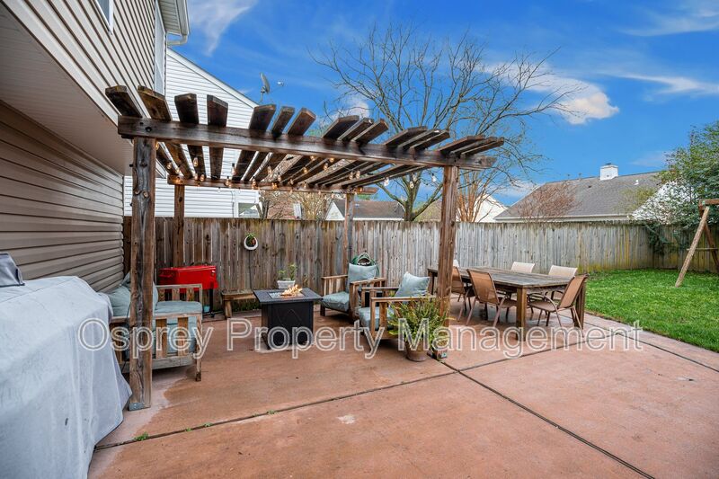 Spacious 4 Bedroom 3 Bath Home  - Photo 22