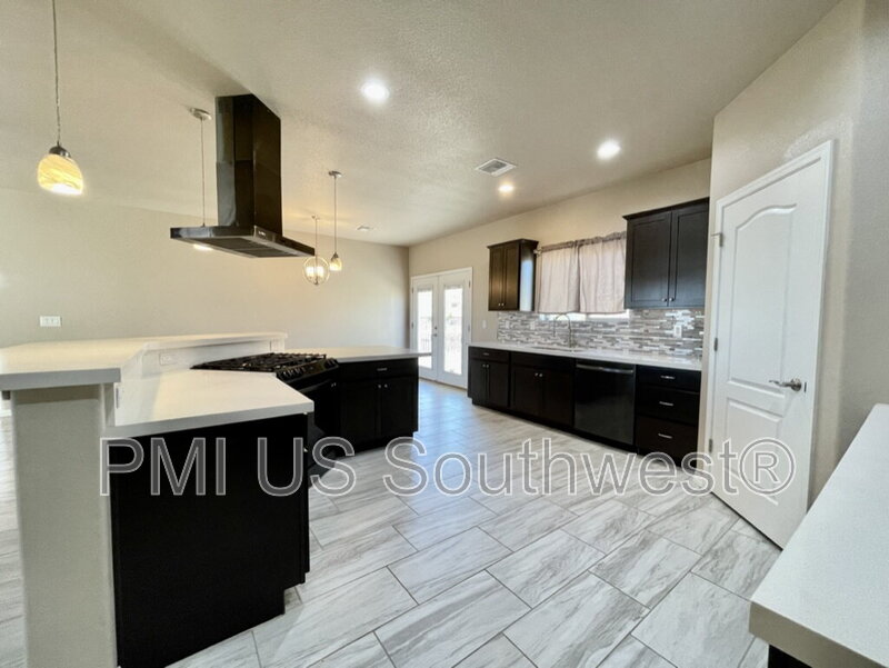 Fort Mohave House: 2265 E Robby LP