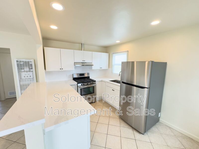 Oceanside House: 515 N Ditmar St