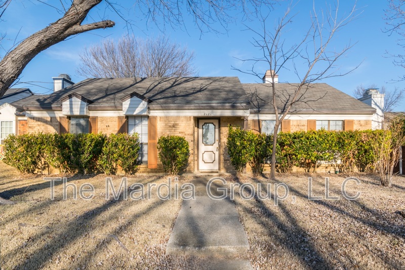 Garland House: 2121 Country Oaks