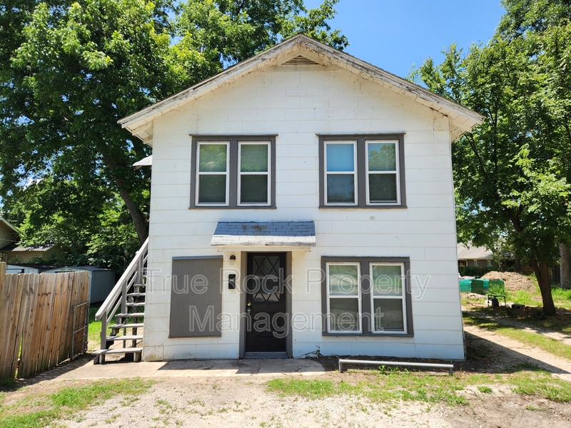 Ada House: 315 1/2 S Stonewall