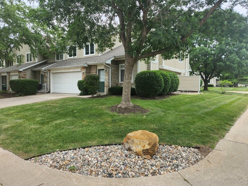 West Des Moines Townhome: 811 Burr Oaks Drive