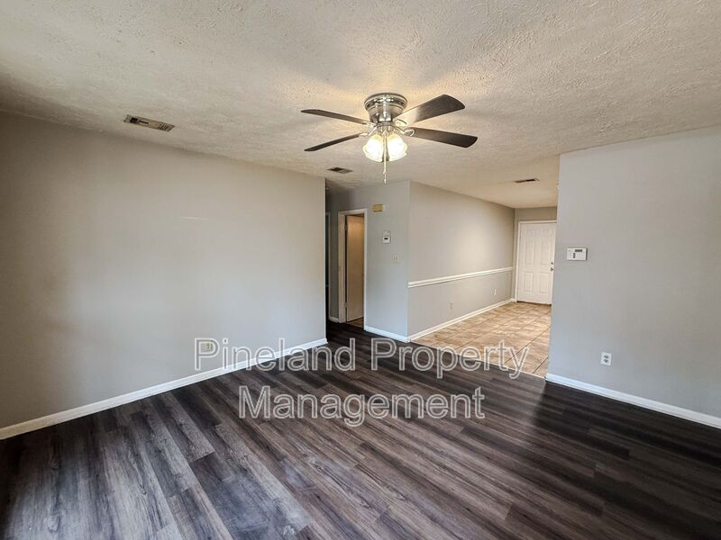 Fayetteville House: 6453 Rockford Dr