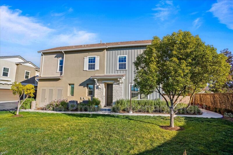Santa Clarita Townhome: 22772 Harmony Drive