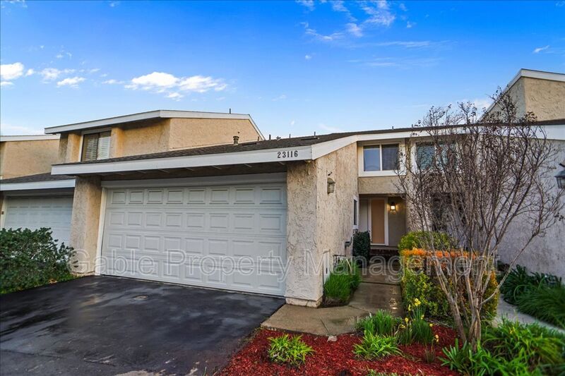 Santa Clarita Townhome: 23116 Yvette Ln
