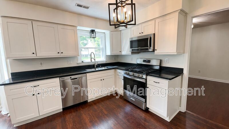 Spacious 4-Bedroom Cul-de-Sac Home with Fenced Yard! - Photo 2