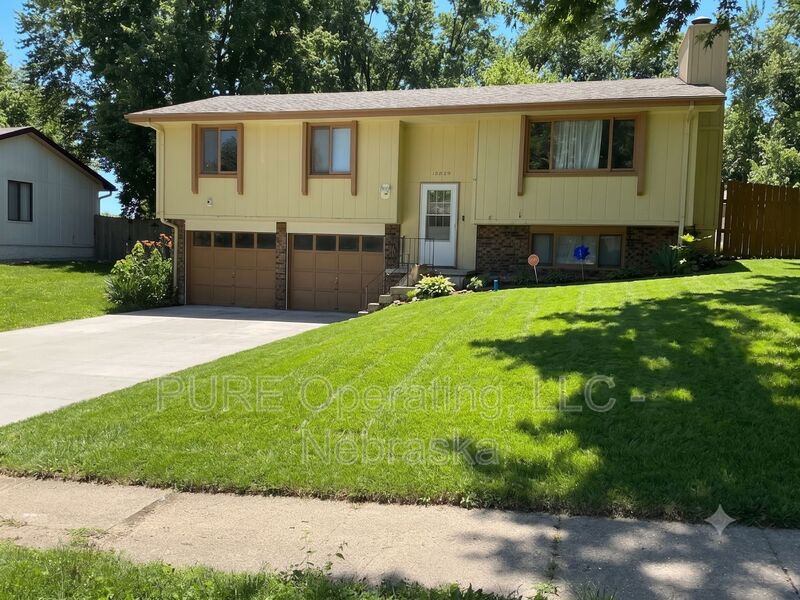 Omaha House: 15229 Y St