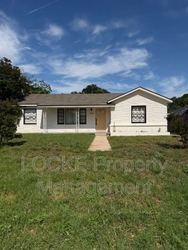 Fort Worth House: 209 Westfork Dr