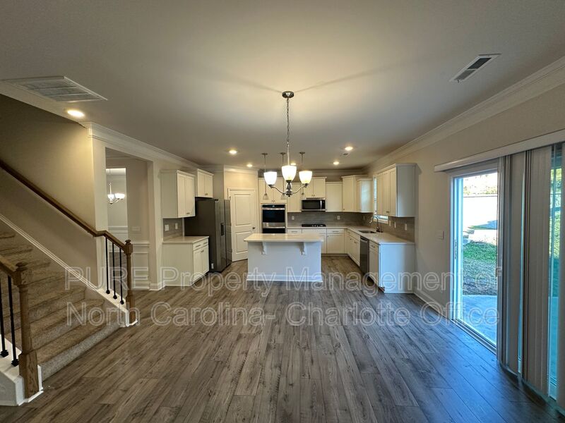 Charlotte House: 6021 Whitechapel Ct