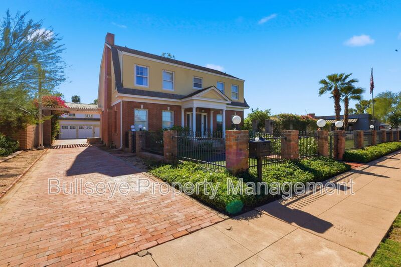 Phoenix House: 525 W Lynwood St