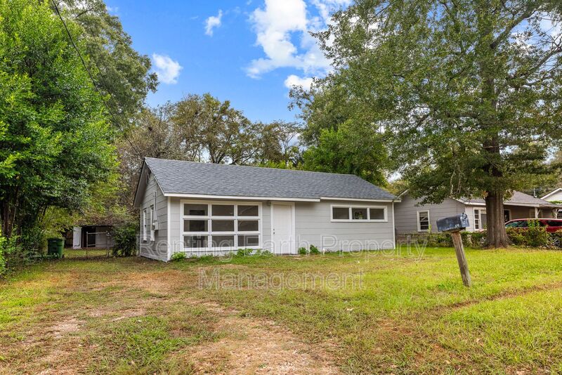 Montgomery House: 341 Chisholm St