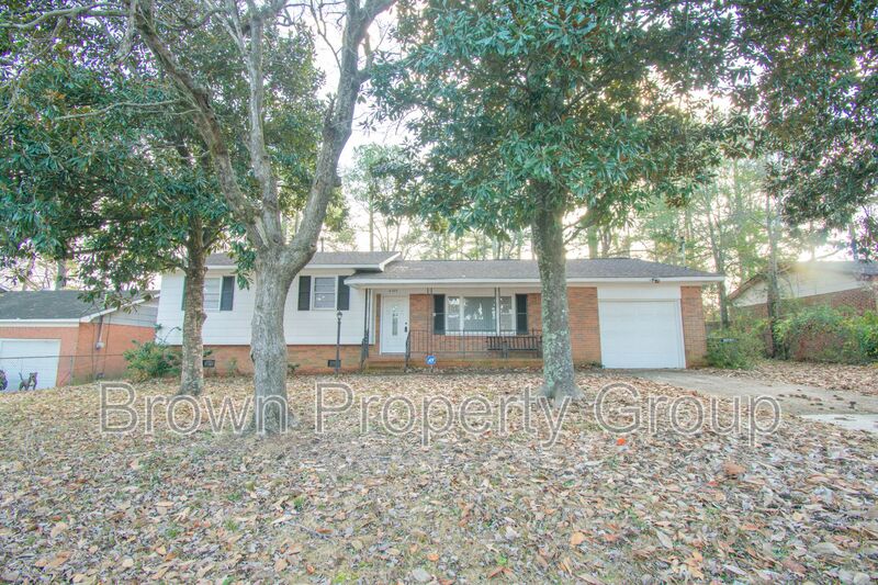 Fayetteville House: 4705 Beaufort Dr
