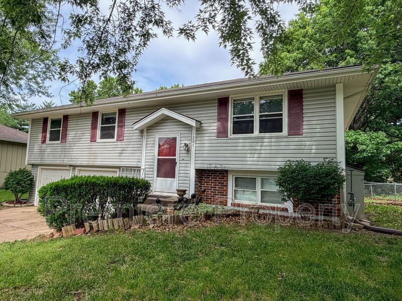 Blue Springs House: 1201 NE 9th St