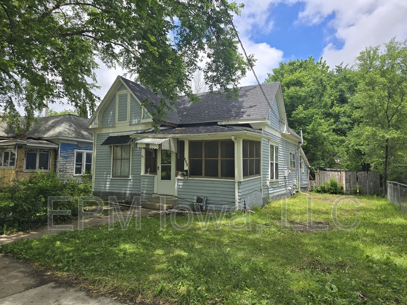 Waterloo House: 232 Center Street
