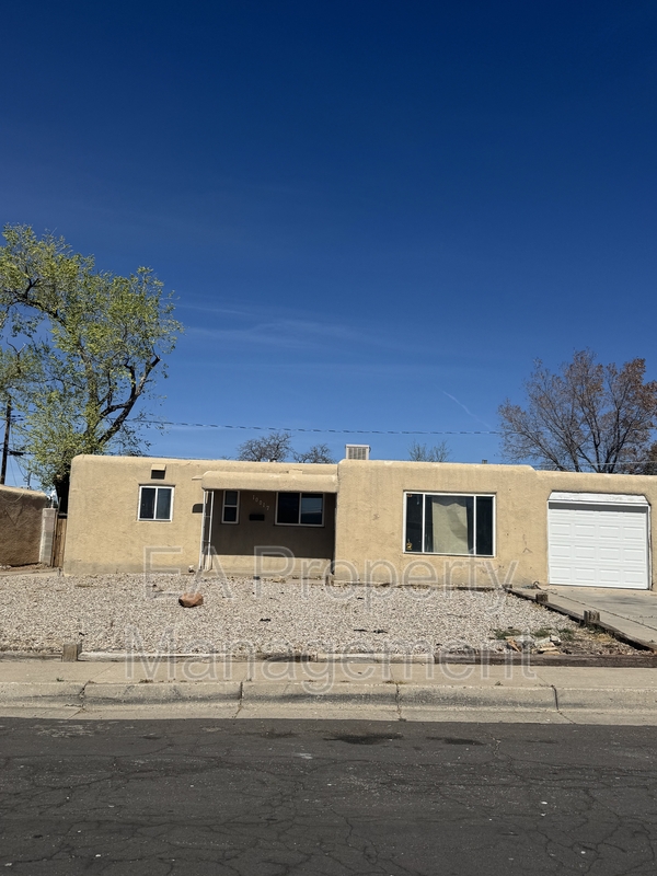 Albuquerque House: 10017 Los Arboles Ave NE