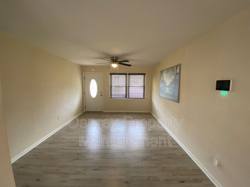 Updated 4 Bedroom Single Family Home - Photo 4