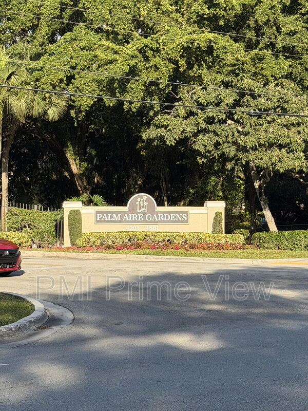 Pompano Beach House: 4401 W McNab Road