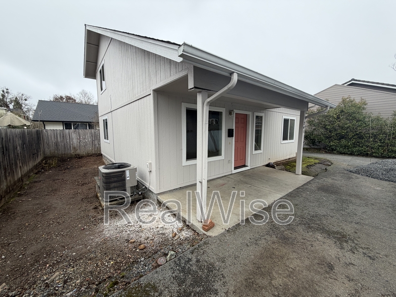 Grants Pass House: 241 NE School St