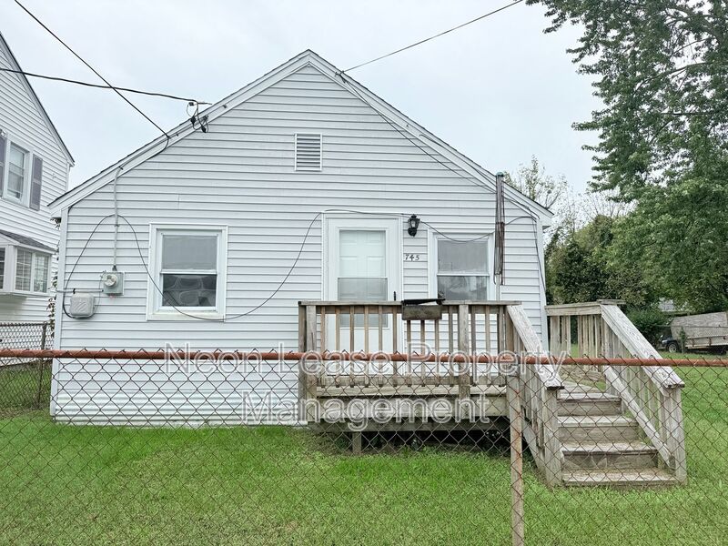 Seaford House: 745 Clarence St