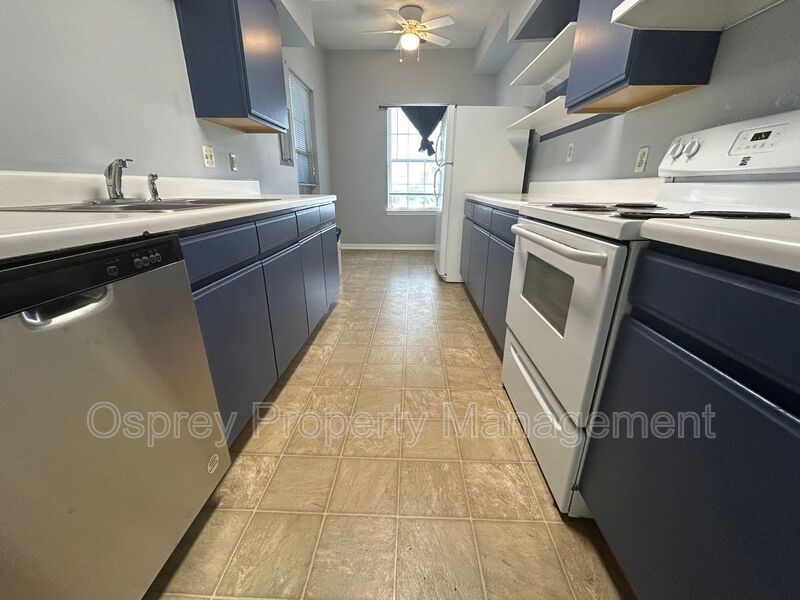 Introducing a charming 2 bedroom, 2 bathroom condo  - Photo 7