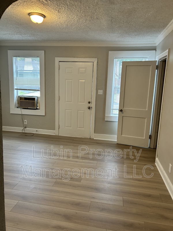 Memphis Condo: 2406 Forest Ave