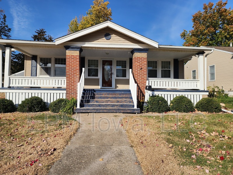 Cedar Rapids House: 1119 Maplewood Drive Northeast