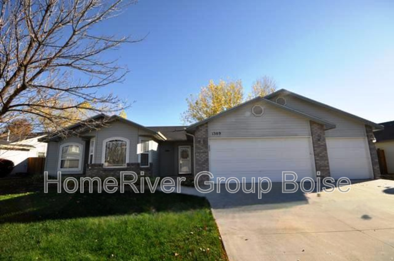 Kuna Townhome: 1309 W Crenshaw St