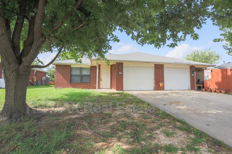 Rogers Condo: 2223 W Roselawn St