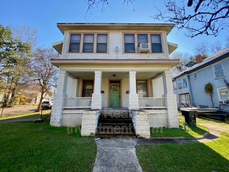 Shreveport House: 1101 College St