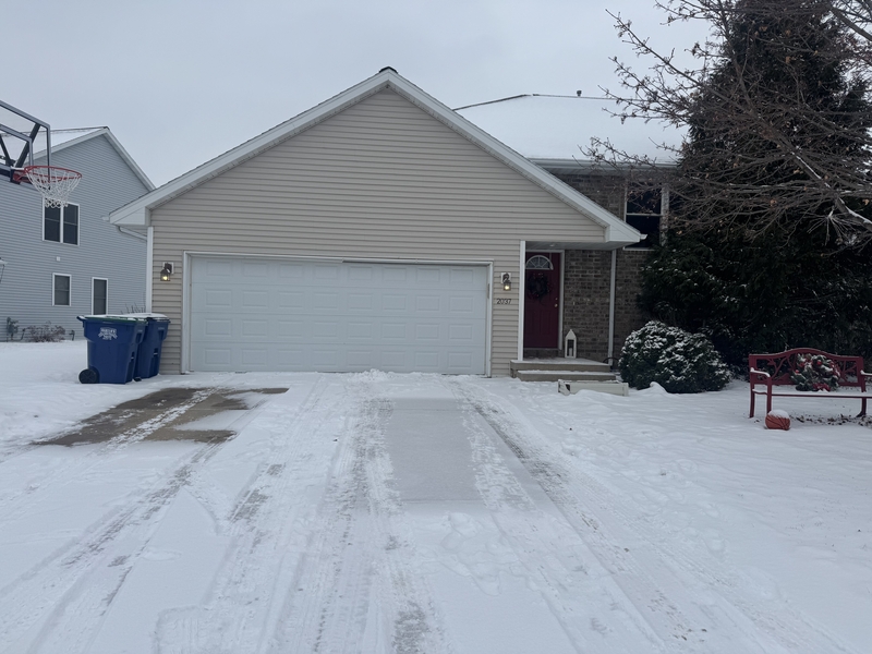 De Pere Condo: 2037-2039  River Point Court - 2037