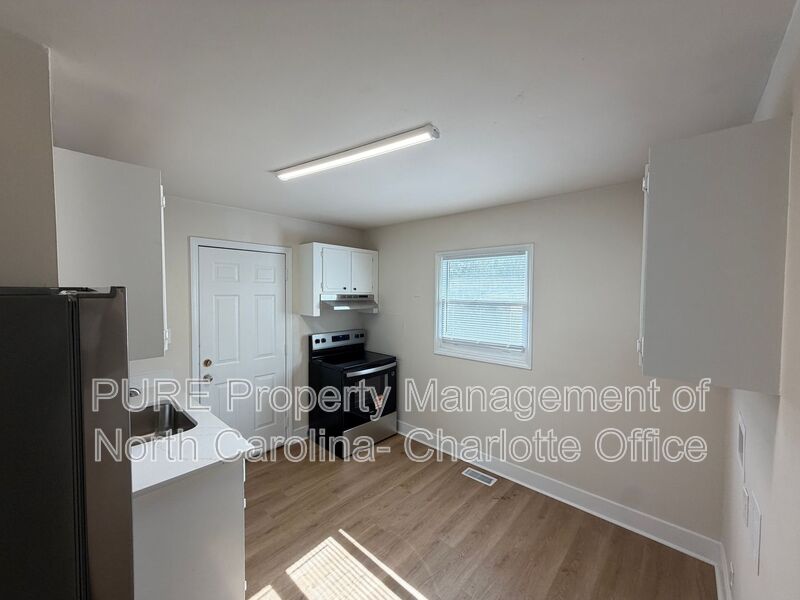 Charlotte House: 1732 Newland Rd