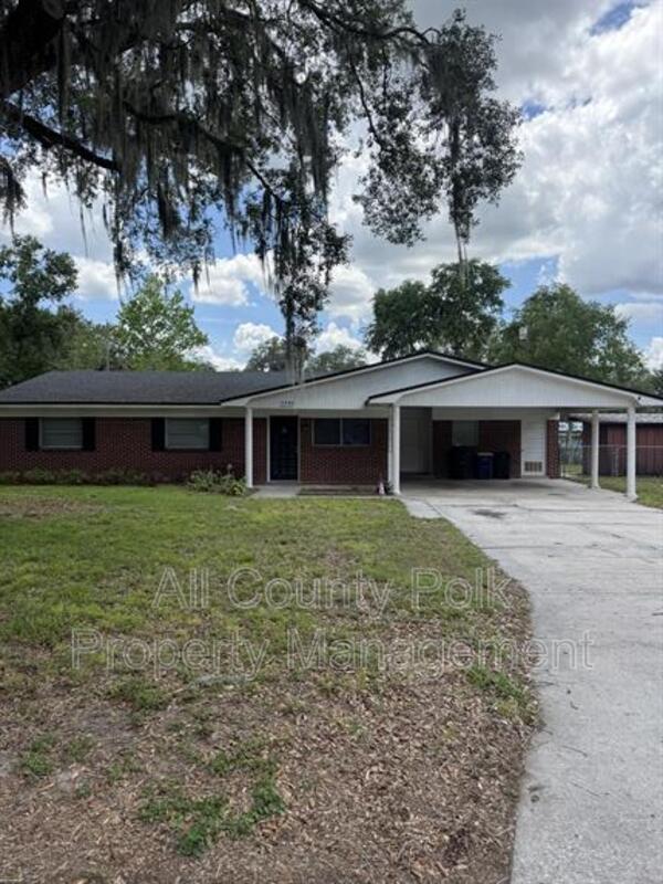 Bartow House: 2255 E Helen Cir