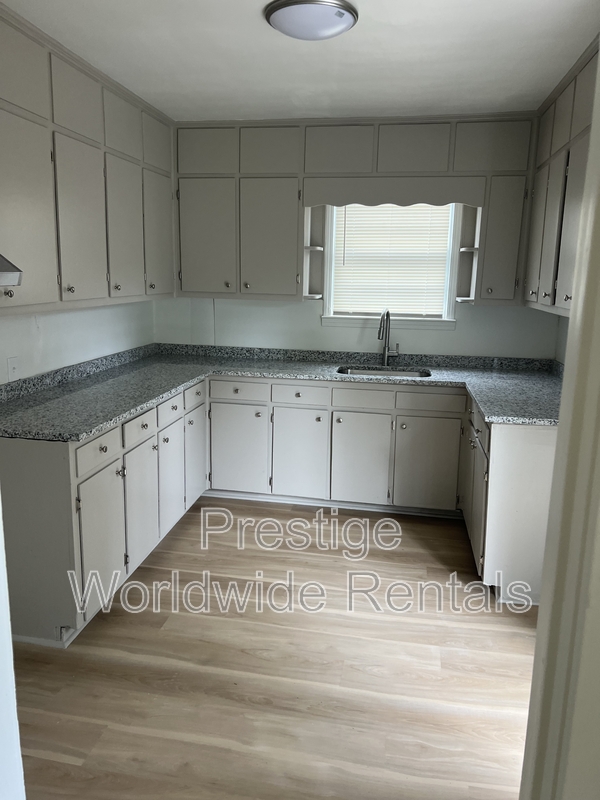 Columbus House: 2823 Lee Street