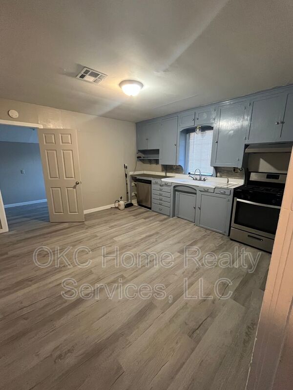 Lexington House: 116 W Beech St