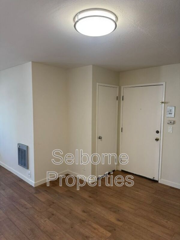 Oakland House: 1940 Lakeshore Ave