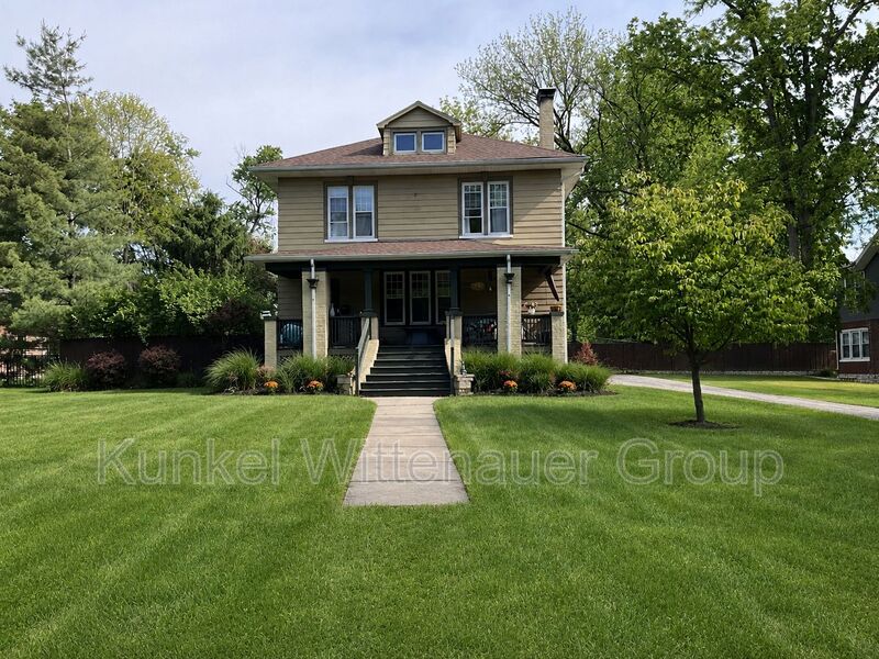 Belleville House: 7 Signal Hill Blvd