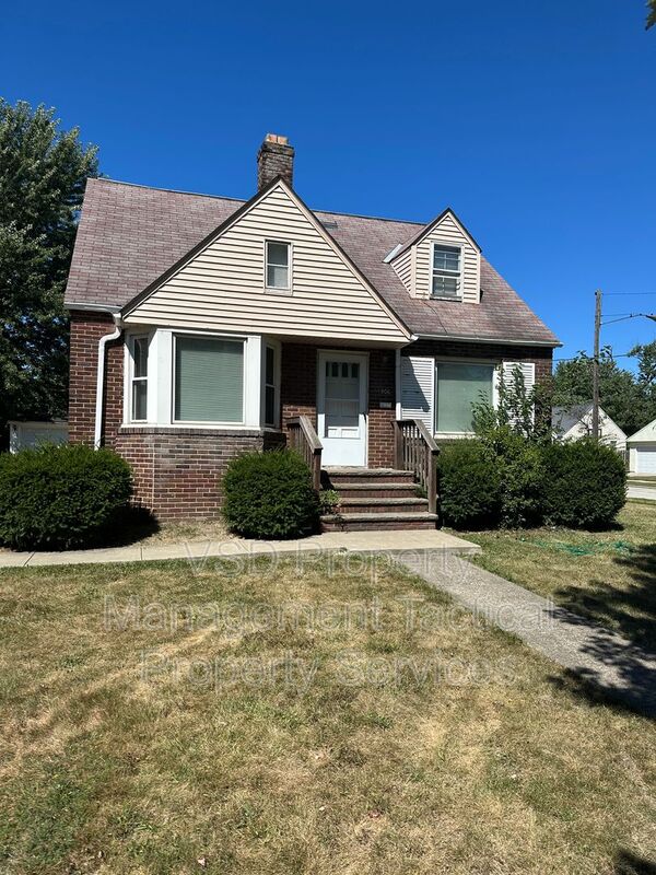 Euclid House: 906 E 232 St