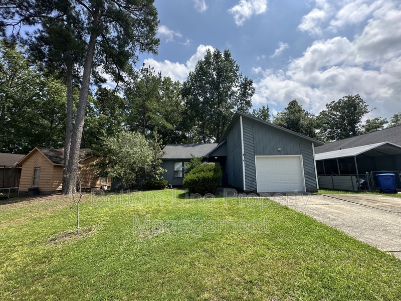 Fayetteville House: 6031 Harmon Pl