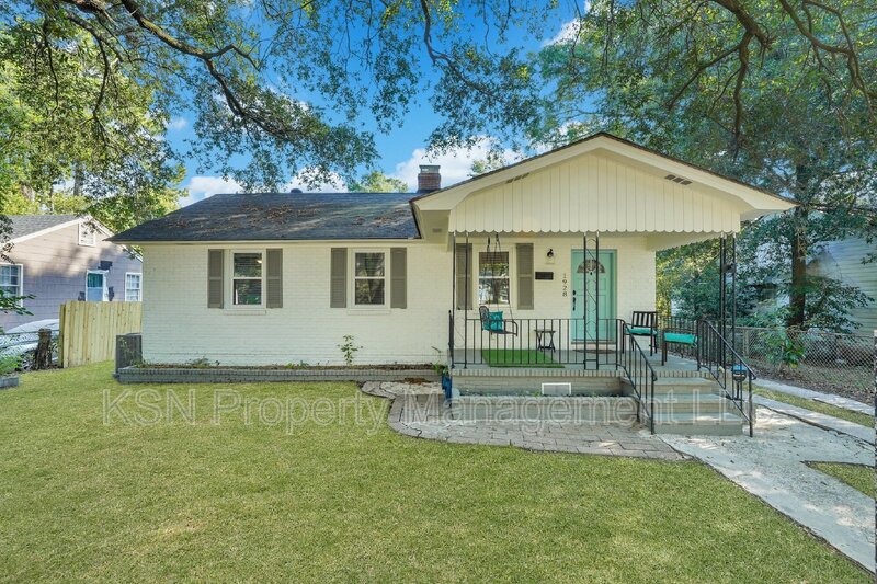 Savannah House: 1928 Hawthorne Street