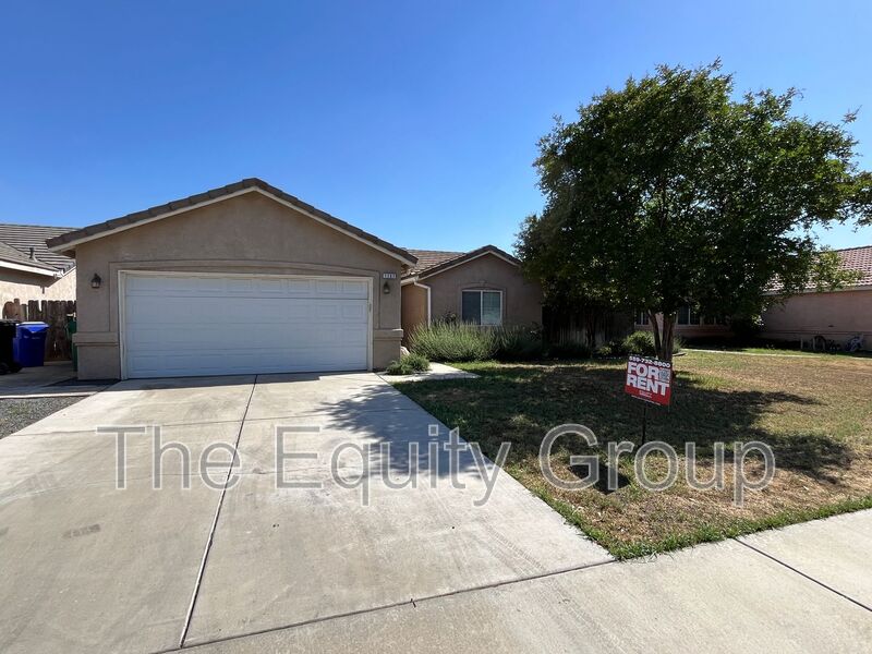 Porterville House: 1737 W Median Ave