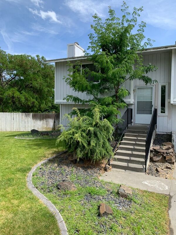 W. Richland House: 4973 Chukar Drive