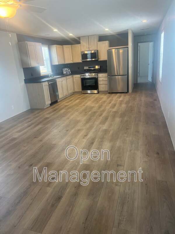 Fargo House: 825 1st Ave E