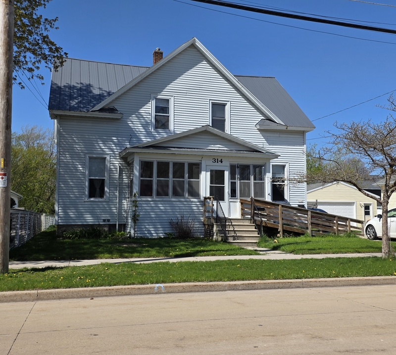 Oshkosh Condo: 314 West 19th Avenue - Upper