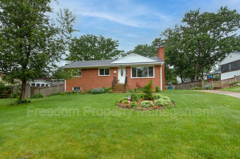 Alexandria House: 5914 Ridge View Dr.